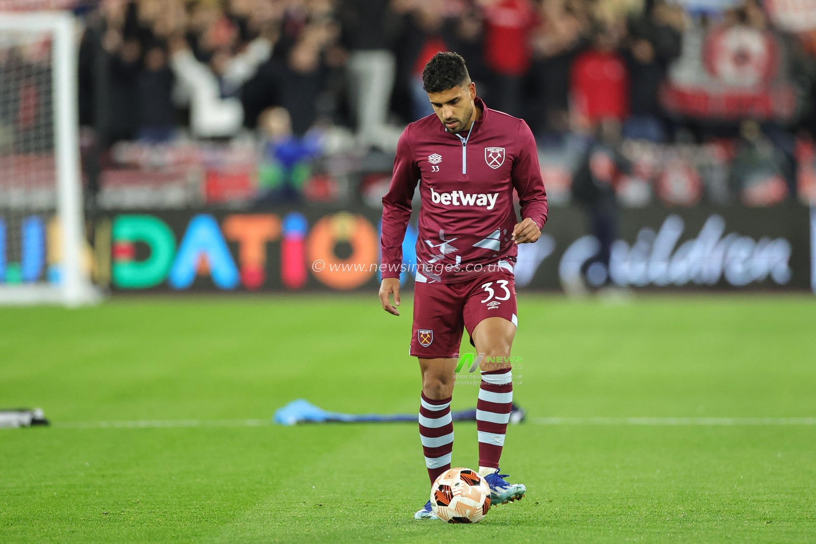 Emerson Palmieri #33 of West Ham United in the pregame warmup session during the UEFA Europa League match West Ham United vs Olympiakos FC at London Stadium, London, United Kingdom, 9th November 2023

(Photo by Mark Cosgrove/News Images)