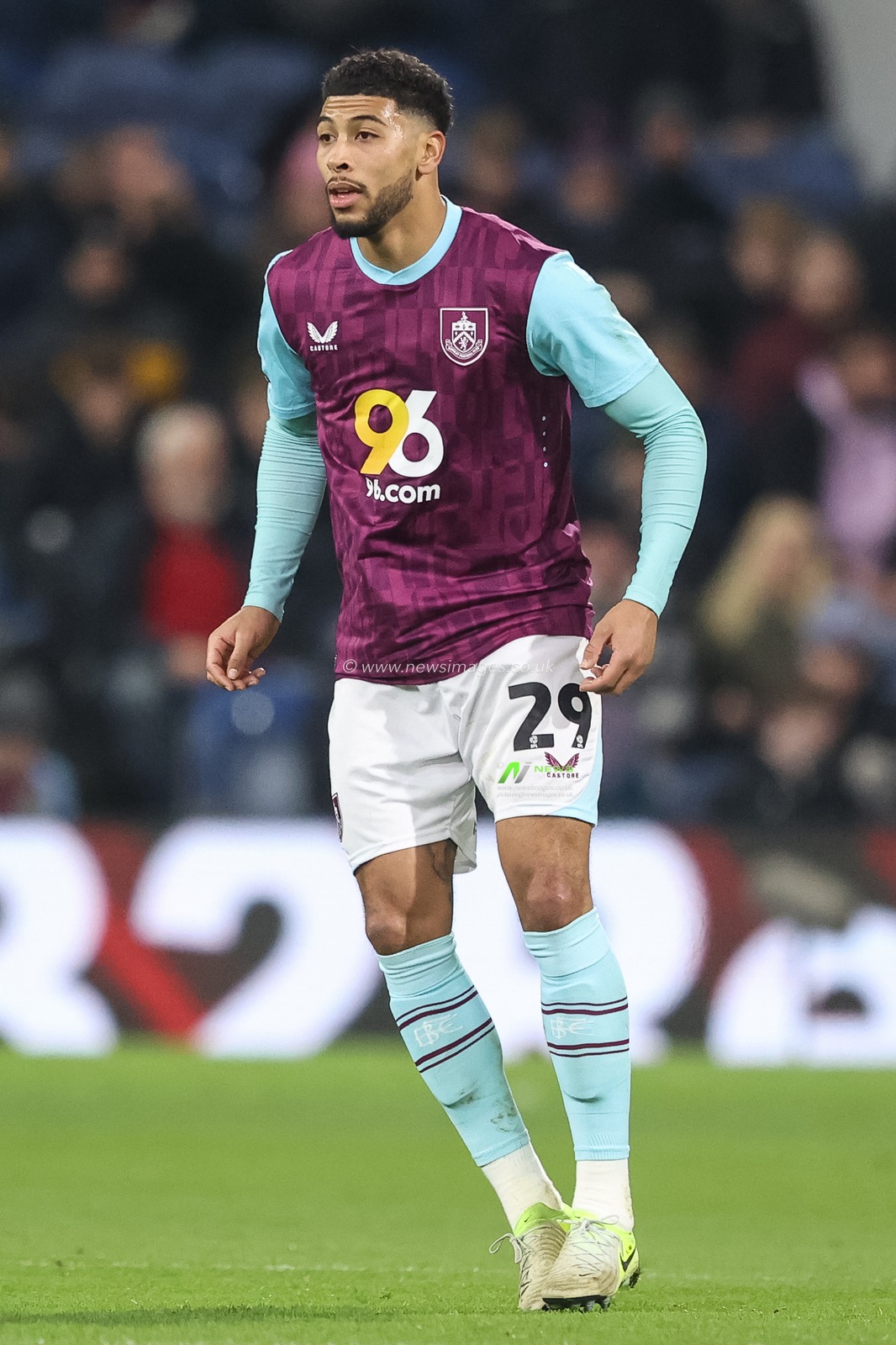 Josh Laurent of Burnley during the Sky Bet Championship match Burnley vs Sunderland at Turf Moor, Burnley, United Kingdom, 17th January 2025

(Photo by Alfie Cosgrove/News Images)