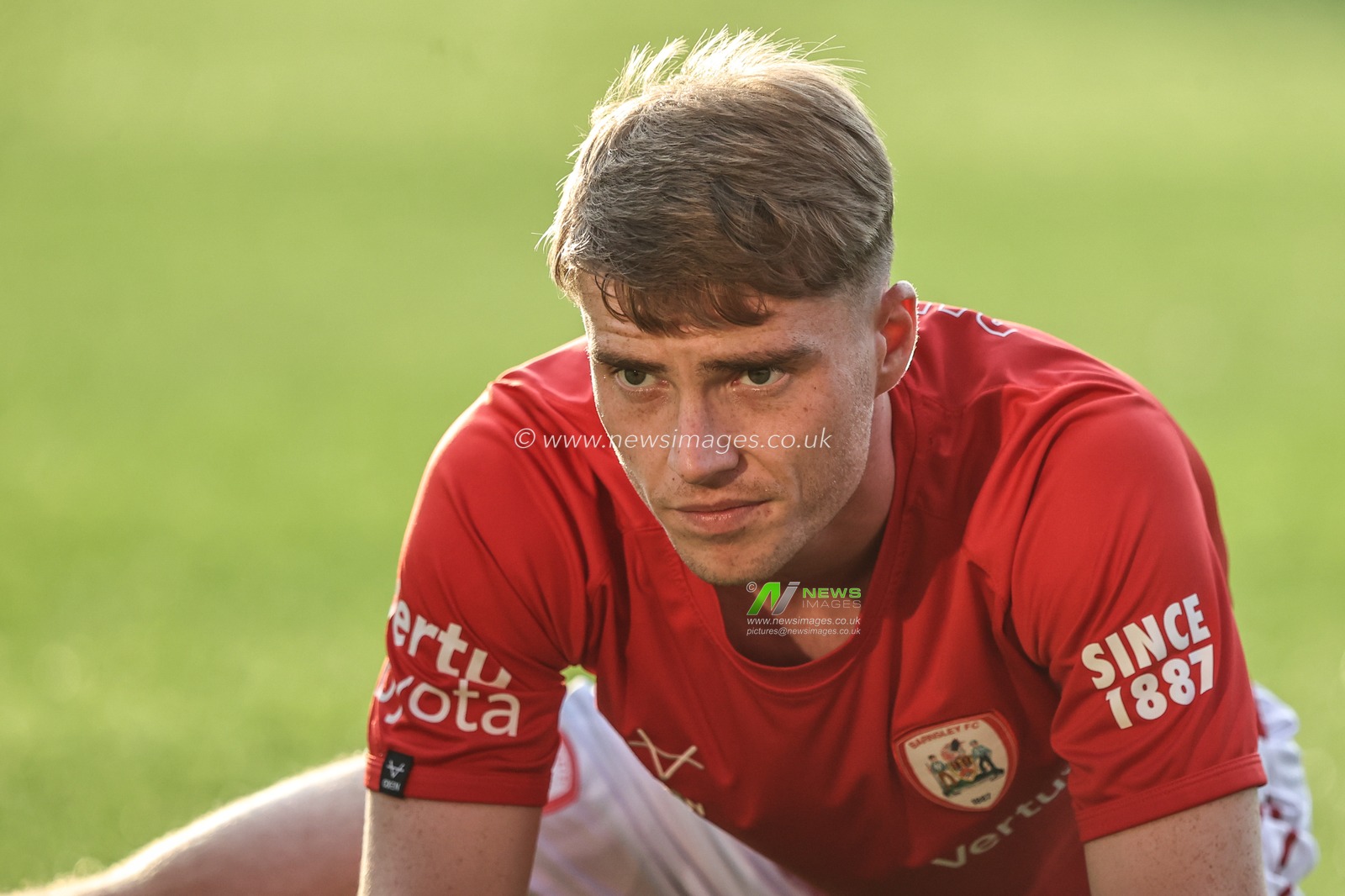 Luca Connell of Barnsley in the pregame warmup session during the Carabao Cup match Barnsley vs Fleetwood Town at Oakwell, Barnsley, United Kingdom, 13th August 2025

(Photo by Alfie Cosgrove/News Images)