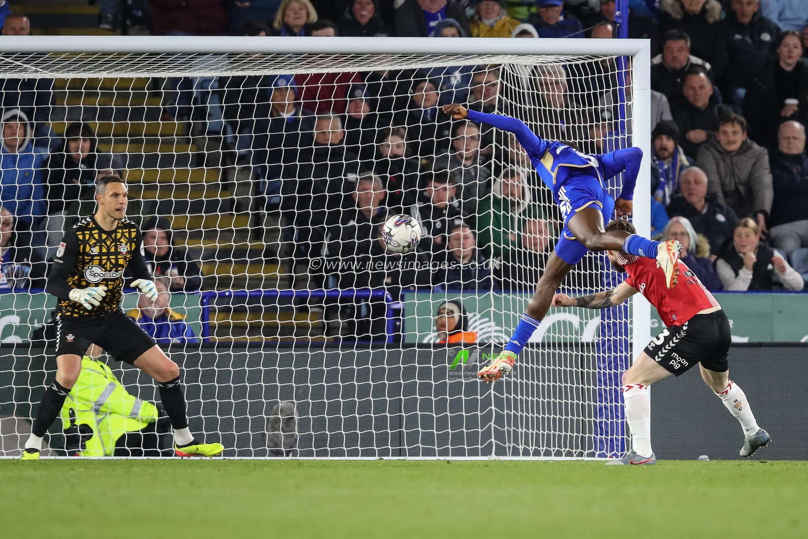 Wilfred Ndidi of Leicester City scores to make it 2-0 during the Sky Bet Championship match Leicester City vs Southampton at King Power Stadium, Leicester, United Kingdom, 23rd April 2024

(Photo by Gareth Evans/News Images)