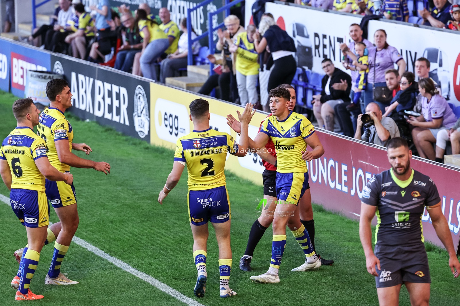 Zack Gardner of Warrington Wolves celebrates his try during the Betfred Super League Round 22 match Warrington Wolves vs Catalans Dragons at Halliwell Jones Stadium, Warrington, United Kingdom, 14th August 2025

(Photo by Mark Cosgrove/News Images)