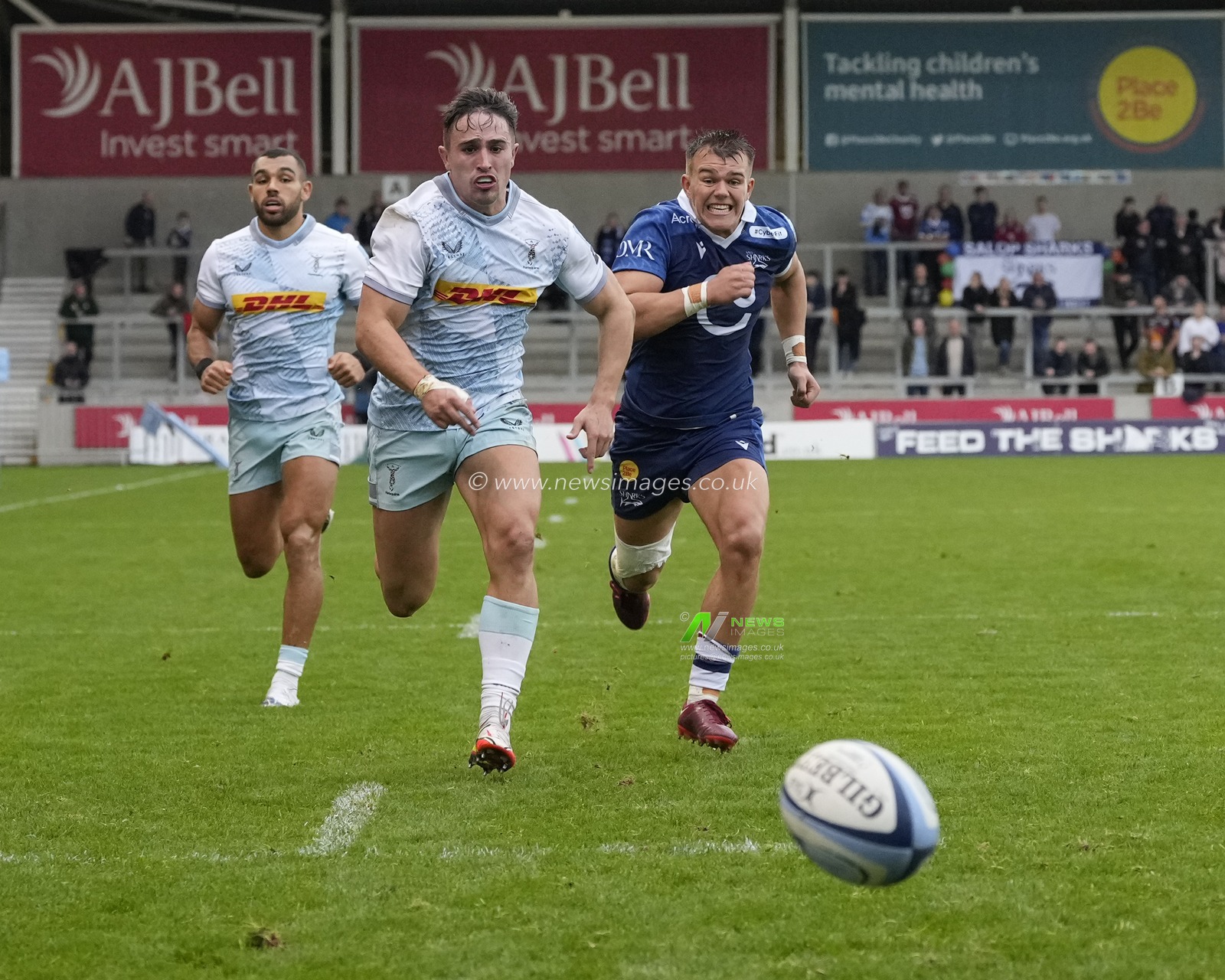 Joe Carpenter #15 of Sale Sharks and Cadan Murley #11 of Harlequins chase a loose ball during the Gallagher Premiership match Sale Sharks vs Harlequins at AJ Bell Stadium, Eccles, United Kingdom, 23rd October 2022

(Photo by Steve Flynn/News Images)