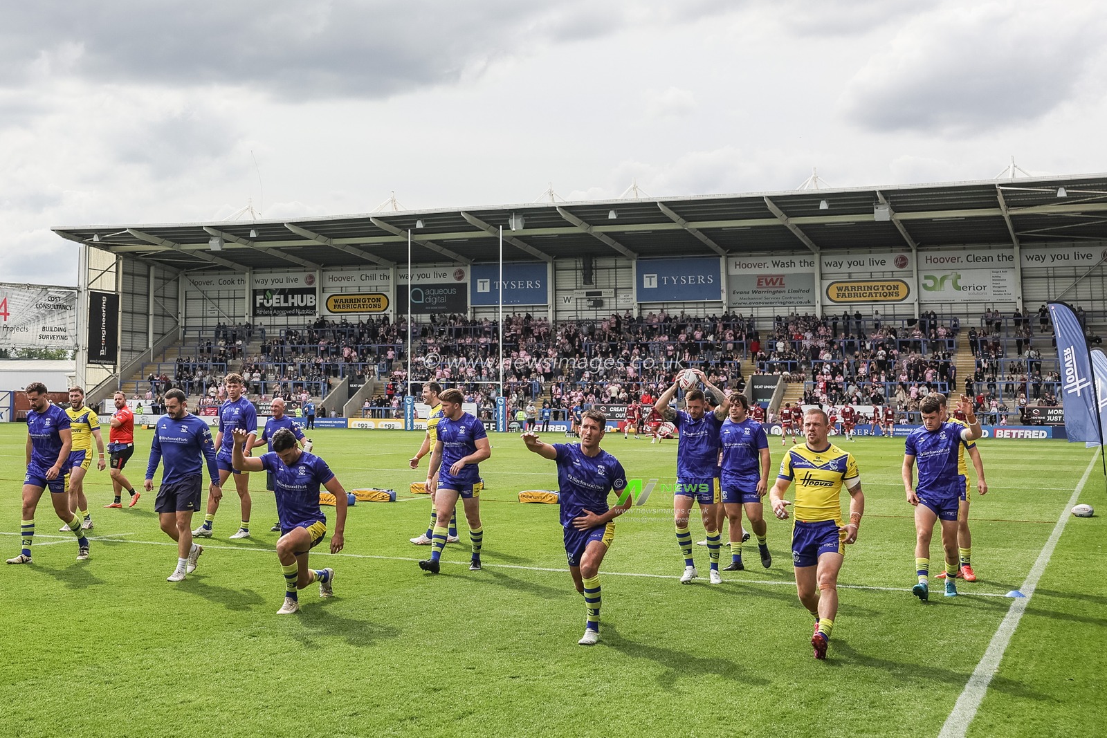 Warrington in the pre-game warm up during the Betfred Super League Round 25 match Warrington Wolves vs Leigh Leopards at Halliwell Jones Stadium, Warrington, United Kingdom, 6th September 2025

(Photo by Mark Cosgrove/News Images)