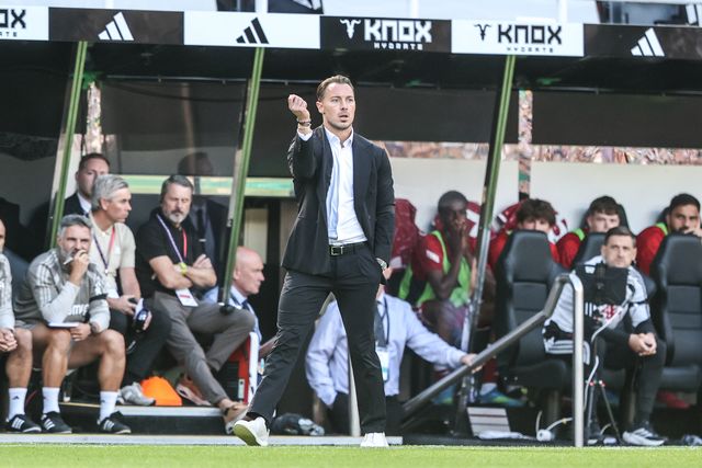 Matthias Jaissle manager of Newcastle United gives his team instructions during the Premier League match Newcastle Untied vs Liverpool at St. James's Park, Newcastle, United Kingdom on 23 August 2026

(Photo by Alfie Cosgrove/News Images)