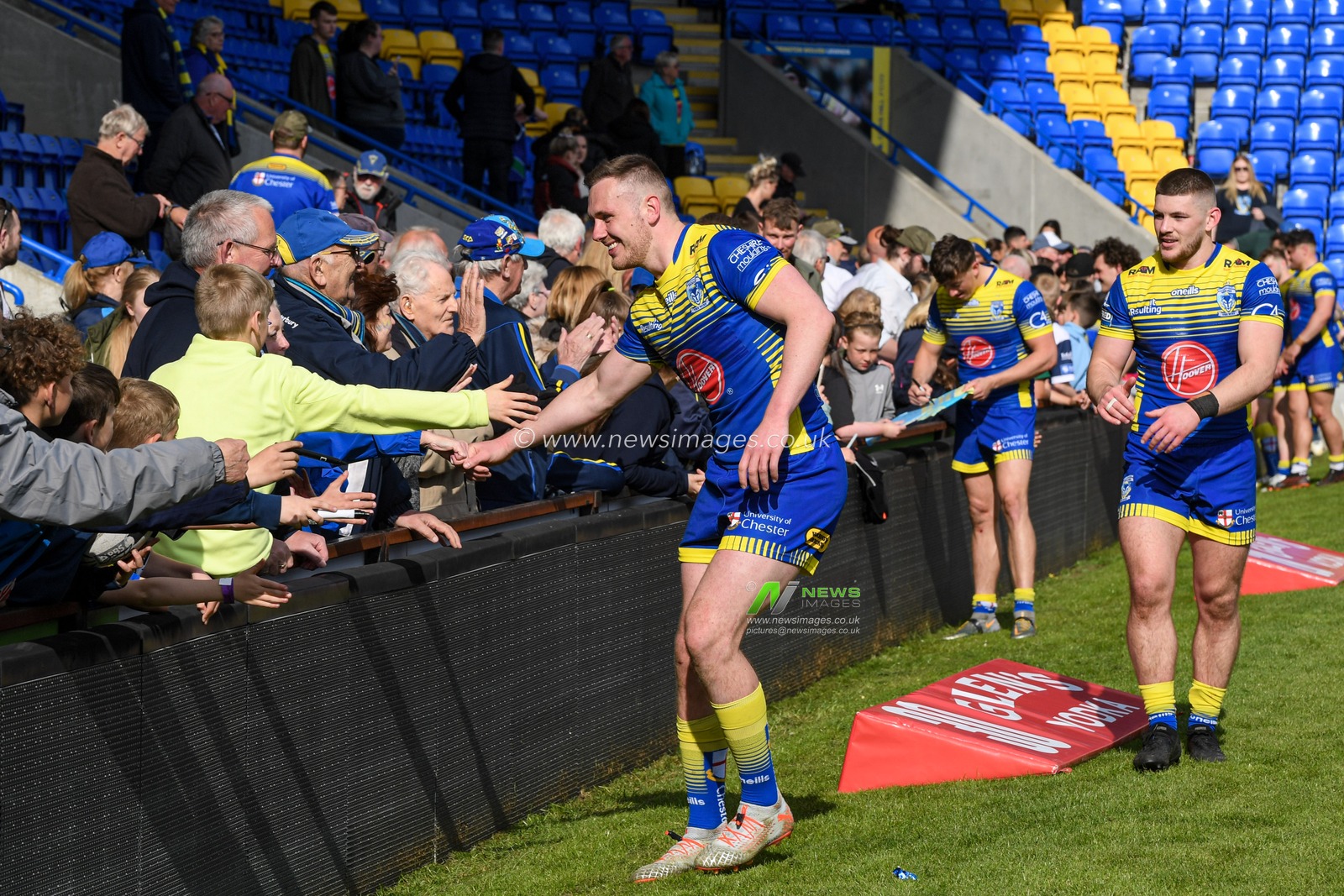 Ben Currie #11 of Warrington Wolves thanks the fans after his side beat Huddersfield Giants 32-10