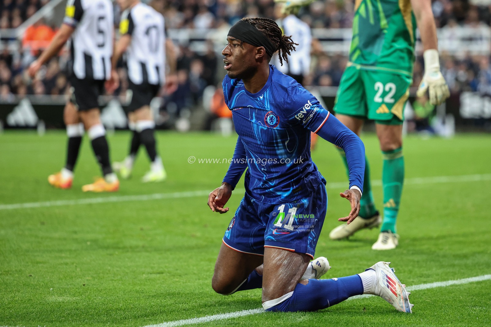 Noni Madueke of Chelsea goes down in the area no penalty given during the Carabao Cup Last 16 match Newcastle United vs Chelsea at St. James's Park, Newcastle, United Kingdom, 30th October 2024

(Photo by Mark Cosgrove/News Images)