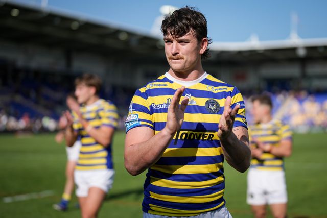 Warrington players applaud he fans and celebrate the team win at full time during the Betfred Super League round 24 match Warrington Wolves vs Huddersfield Giants at The Halliwell Jones Stadium, Warrington, United Kingdom on 23 August 2026

(Photo by Maynard Manyowa/News Images)