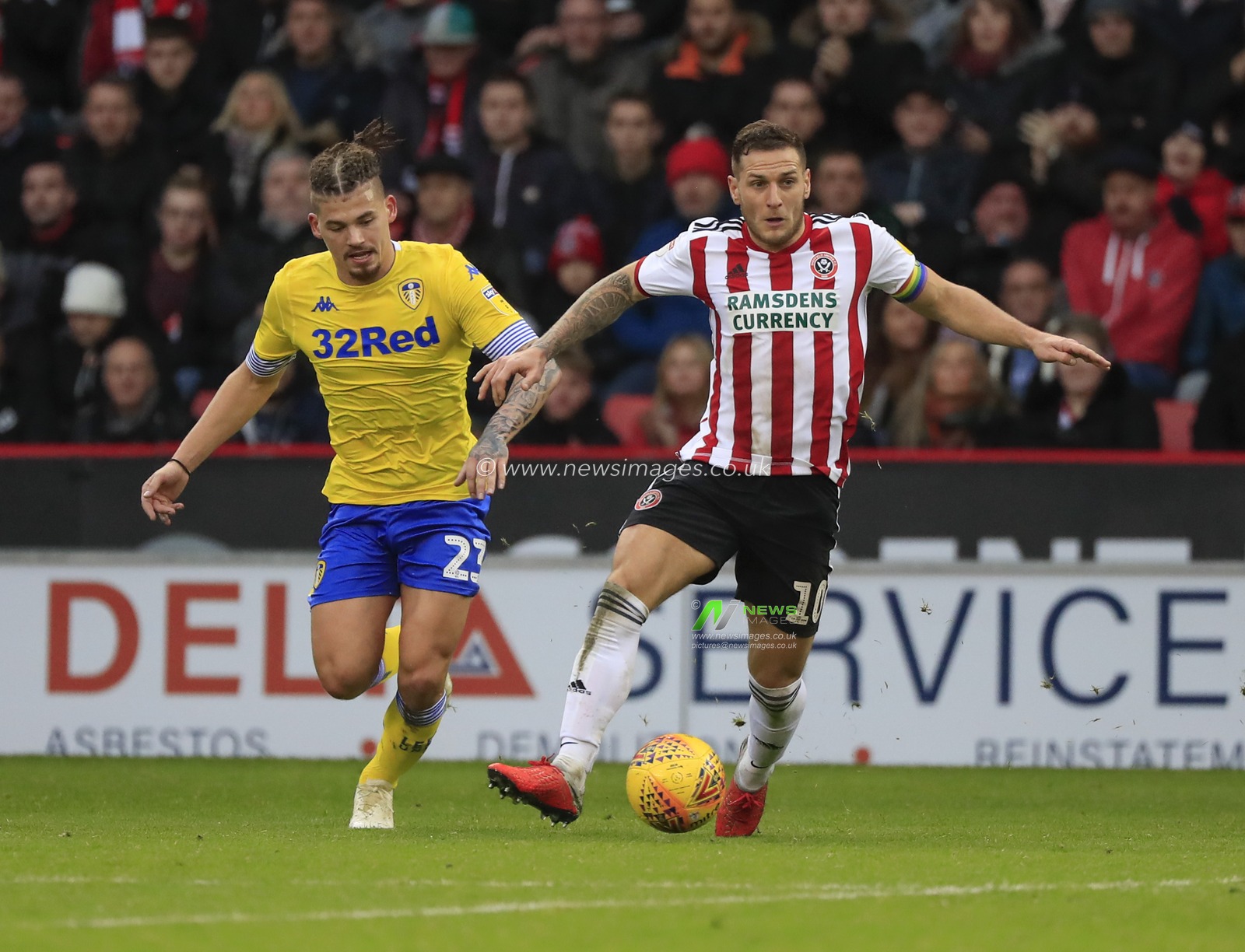 1st December 2018, Bramall Lane, Sheffield, England; Sky Bet Championship, Sheffield United v Leeds United ; Billy Sharp (10) of Sheffield United is challenged by Kalvin Phillips of Leeds United

Credit: Conor Molloy/News Images

English Football League images are subject to DataCo Licence