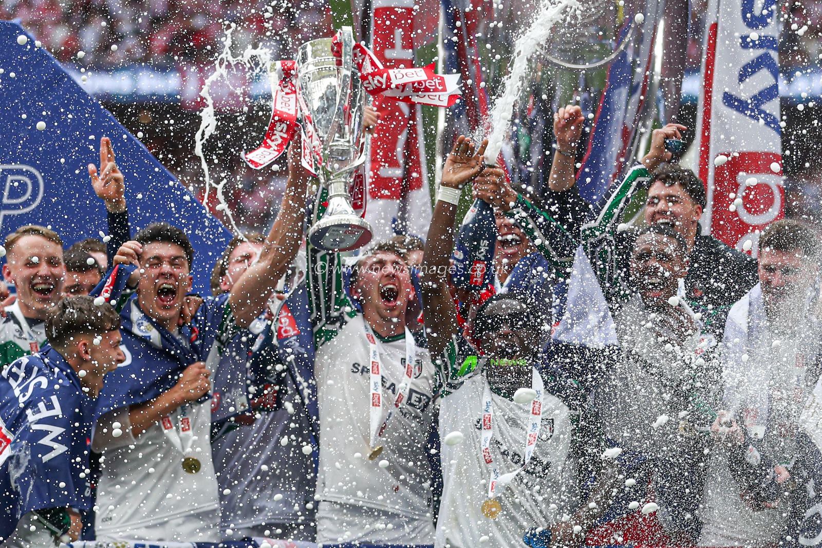Sunderland lift the Championship Play-Off trophy and celebrate getting promoted back to the Premier League after the Sky Bet Championship Playoff Final match Sheffield United vs Sunderland at Wembley Stadium, London, United Kingdom, 24th May 2025

(Photo by Izzy Poles/News Images)