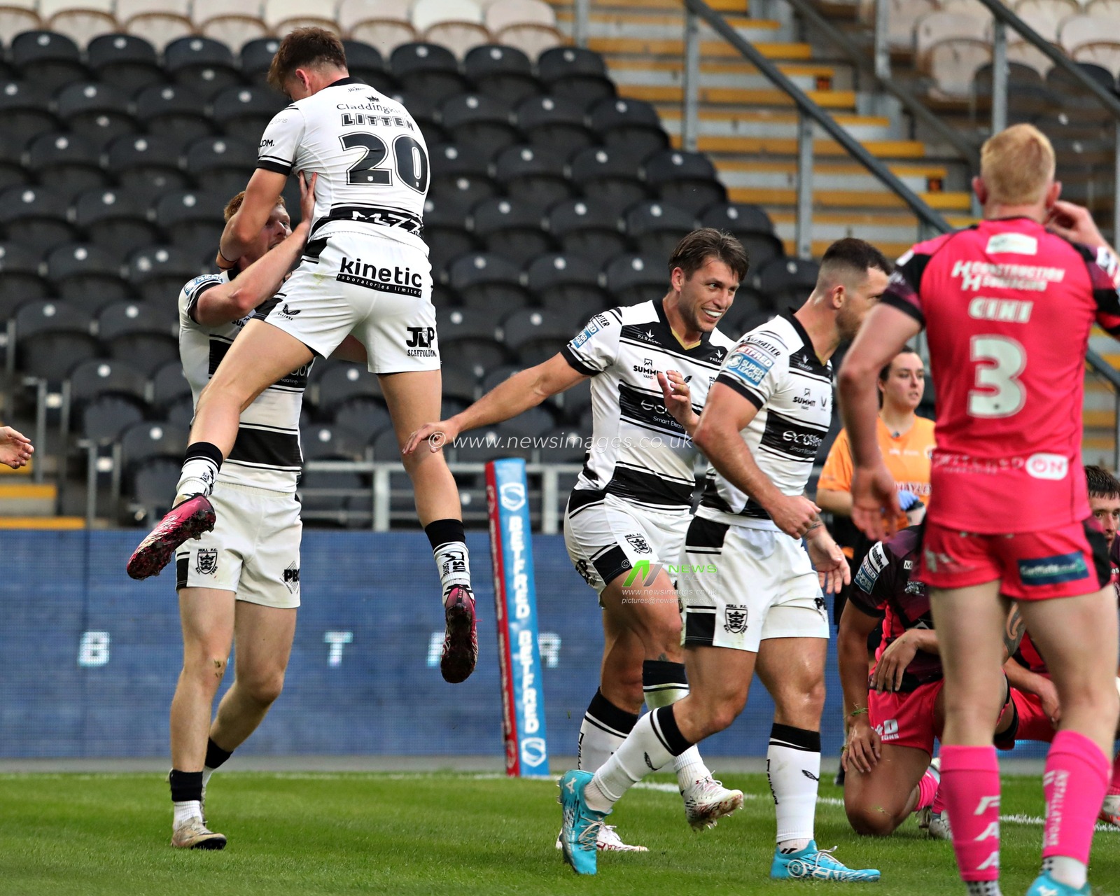 Harvey Barron of Hull F.C. celebrates soring a try during the Betfred Super League Round 14 Hull FC vs Castleford Tigers at MKM Stadium, Hull, United Kingdom, 13th June 2025

(Photo by Sam Eaden/News Images)
