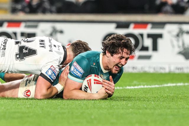Jake Davies of St Helens goes over for a try during the Betfred Super League round 8 match Hull FC vs St Helens at MKM Stadium, Hull, United Kingdom on 16 April 2026

(Photo by Alfie Cosgrove/News Images)