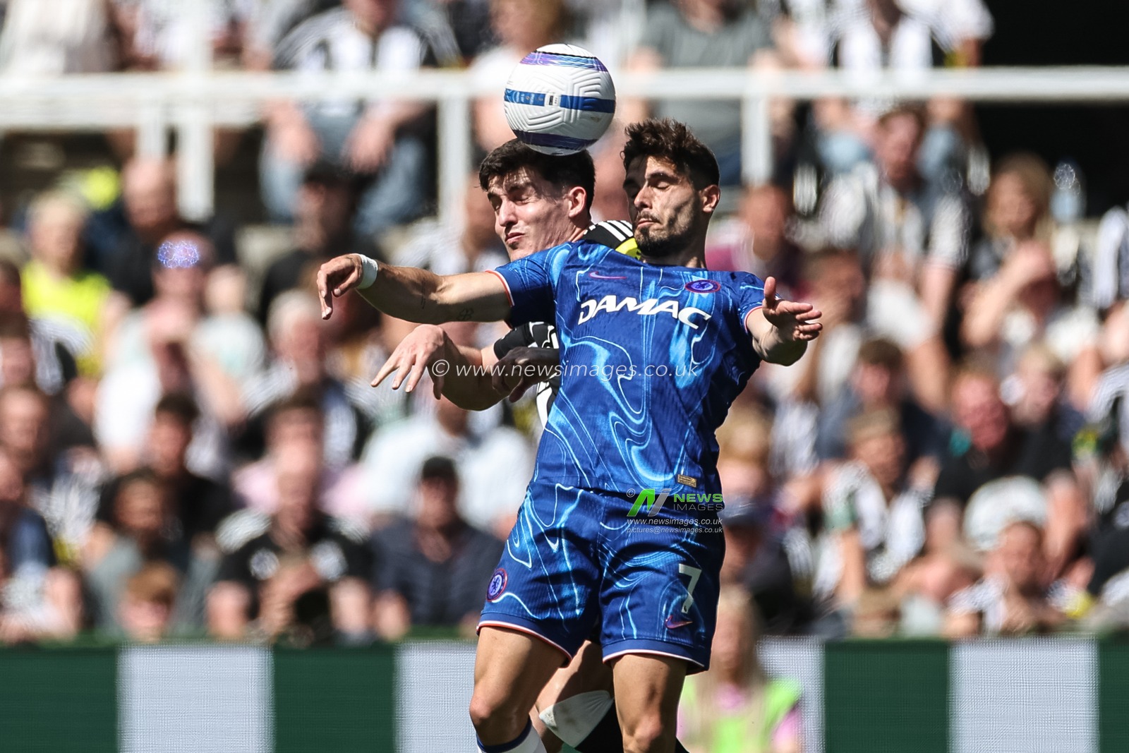 Tino Livramento of Newcastle United and Pedro Neto of Chelsea battle for the ball during the Premier League match Newcastle United vs Chelsea at St. James's Park, Newcastle, United Kingdom, 11th May 2025

(Photo by Mark Cosgrove/News Images)