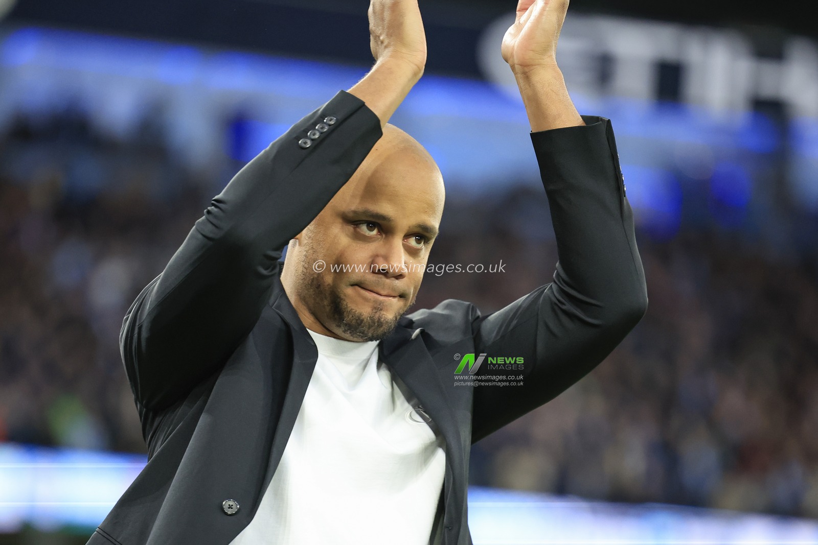 Vincent Kompany the Burnley manager applauds the fansahead of the Emirates FA Cup Quarter Final match Manchester City vs Burnley at Etihad Stadium, Manchester, United Kingdom, 18th March 2023

(Photo by Conor Molloy/News Images)