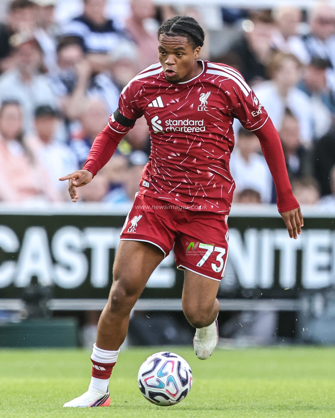 Rio Ngumoha of Liverpool breaks with the ball during the Premier League match Newcastle Untied vs Liverpool at St. James's Park, Newcastle, United Kingdom on 23 August 2026

(Photo by Alfie Cosgrove/News Images)