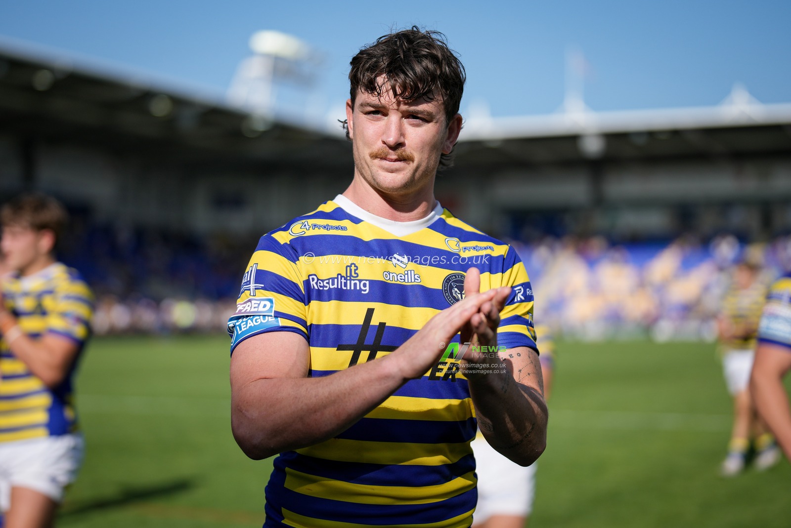 Warrington players applaud he fans and celebrate the team win at full time during the Betfred Super League round 24 match Warrington Wolves vs Huddersfield Giants at The Halliwell Jones Stadium, Warrington, United Kingdom on 23 August 2026

(Photo by Maynard Manyowa/News Images)