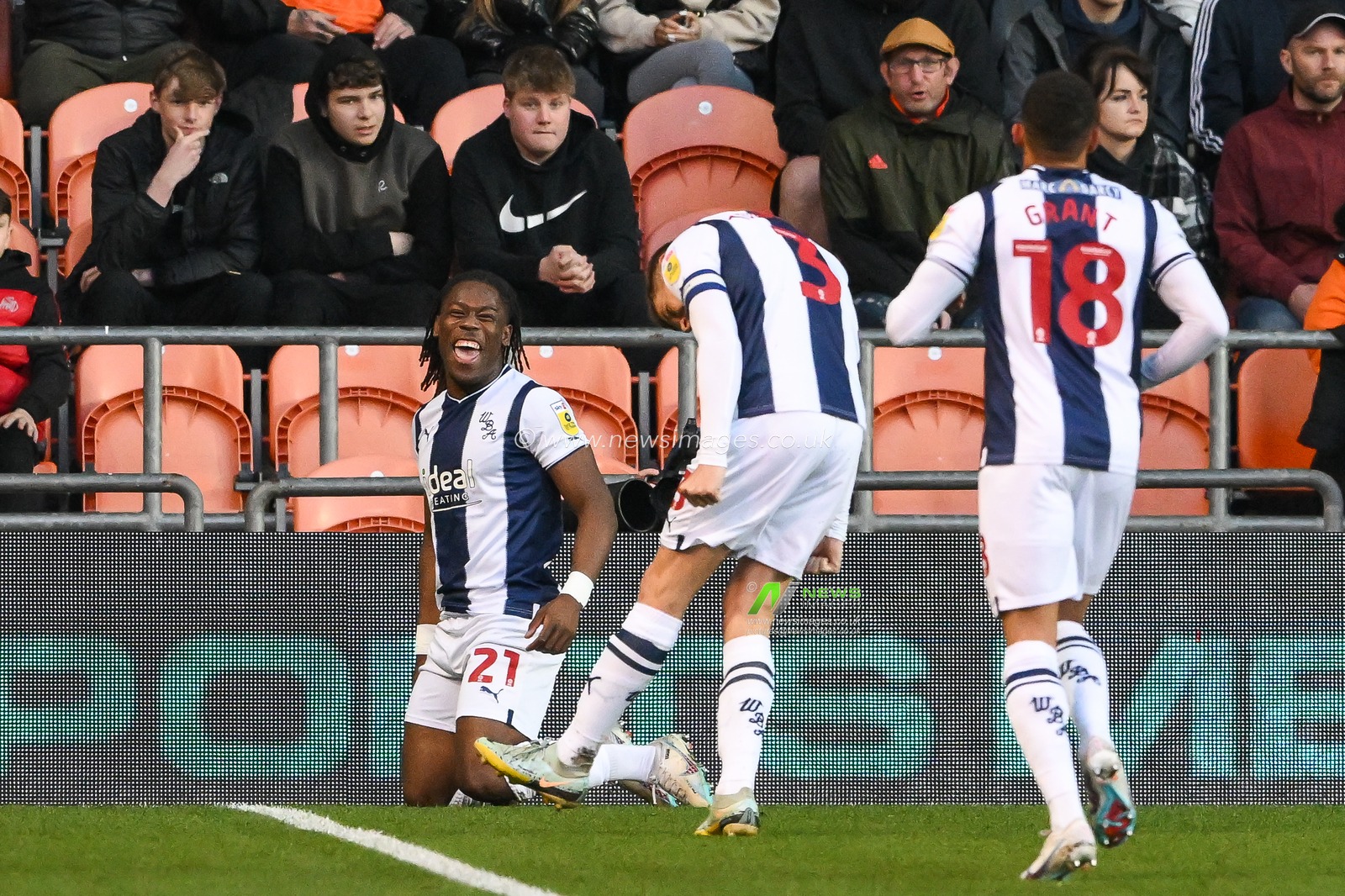 Brandon Thomas-Asante #21 of West Bromwich Albion scores to make it 0-1 during the Sky Bet Championship match Blackpool vs West Bromwich Albion at Bloomfield Road, Blackpool, United Kingdom, 18th April 2023

(Photo by Craig Thomas/News Images)