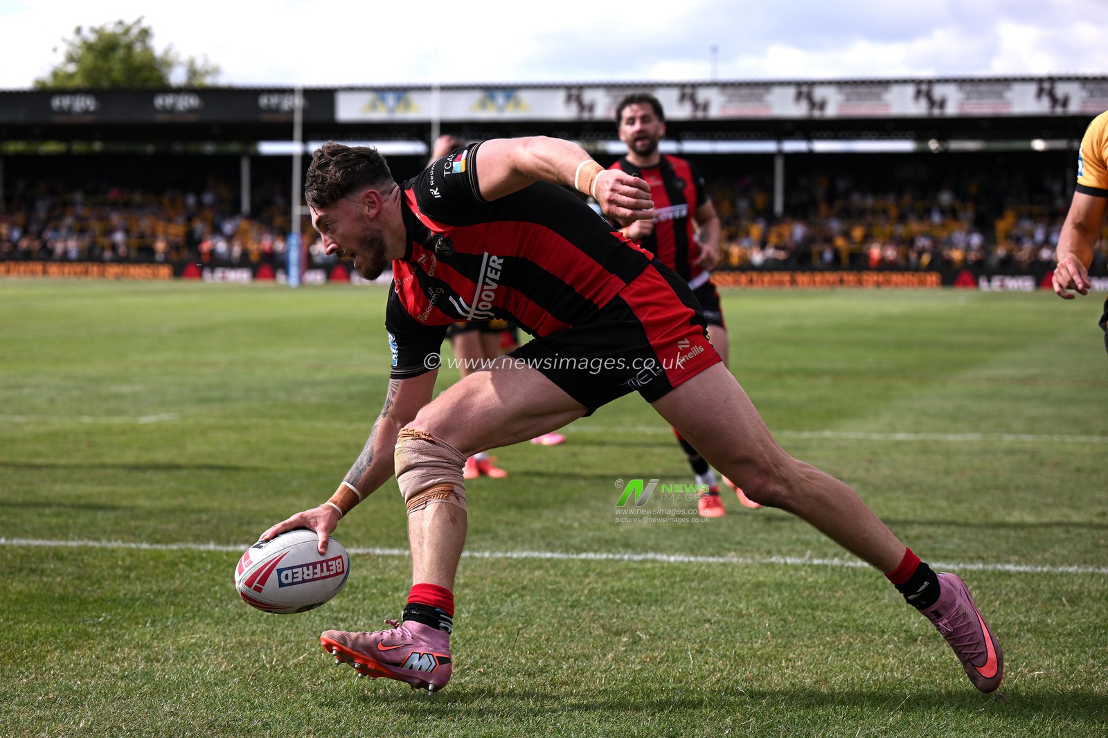 Toby King of Warrington Wolves makes a try during the Betfred Super League round 21 match Castleford Tigers vs Warrington Wolves at OneBore Stadium, Castleford, Untied Kingdom on 01 August 2026

(Photo by Ben Roberts/News Images)
