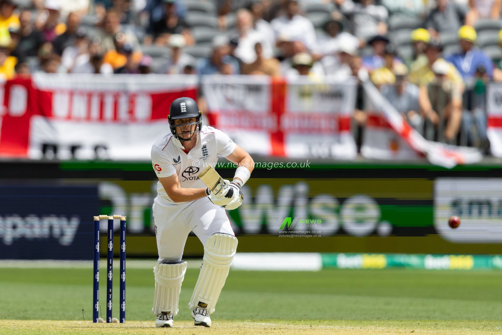 Jamie Smith of England in action during the NRMA Insurance Ashes First Test Day 2 Australia vs England at Optus Stadium, Perth, Australia, 22nd November 2025

(Photo by Santanu Banik/News Images)

*** GER AUT SUI OUT ***