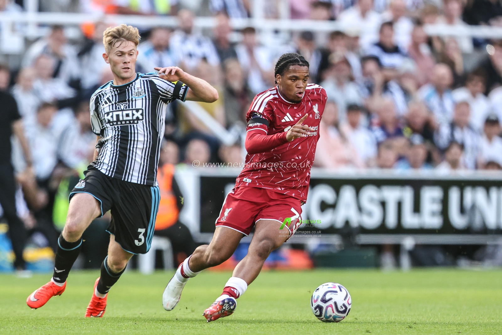 Rio Ngumoha of Liverpool breaks with the ball during the Premier League match Newcastle Untied vs Liverpool at St. James's Park, Newcastle, United Kingdom on 23 August 2026

(Photo by Alfie Cosgrove/News Images)