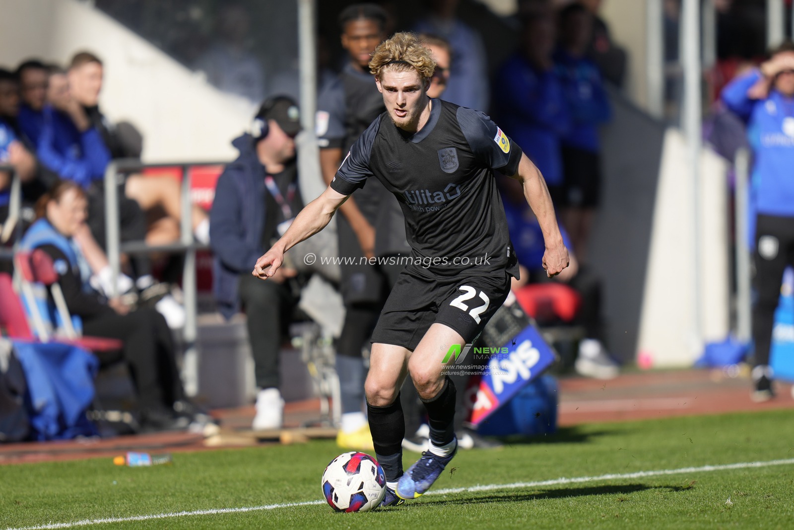 Jack Rudoni #22 of Huddersfield Town runs up the line during the Sky Bet Championship match Rotherham United vs Huddersfield Town at AESSEAL New York Stadium, Rotherham, United Kingdom, 15th October 2022

(Photo by Steve Flynn/News Images)