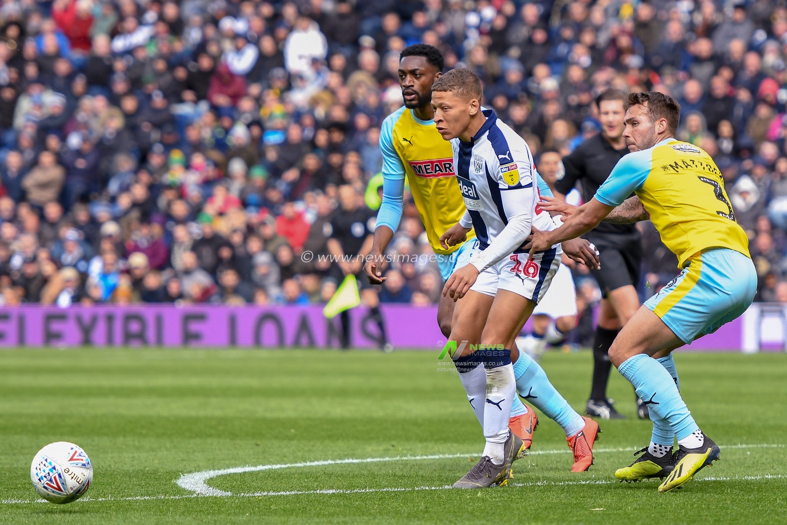 27th April 2019, The Hawthorns, West Bromwich, England; Sky Bet Championship, West Bromwich Albion vs Rotherham United ; Dwight Gayle (16) of West Bromwich Albion lays the ball off


Credit: Gareth Dalley/News Images

English Football League images are subject to DataCo Licence