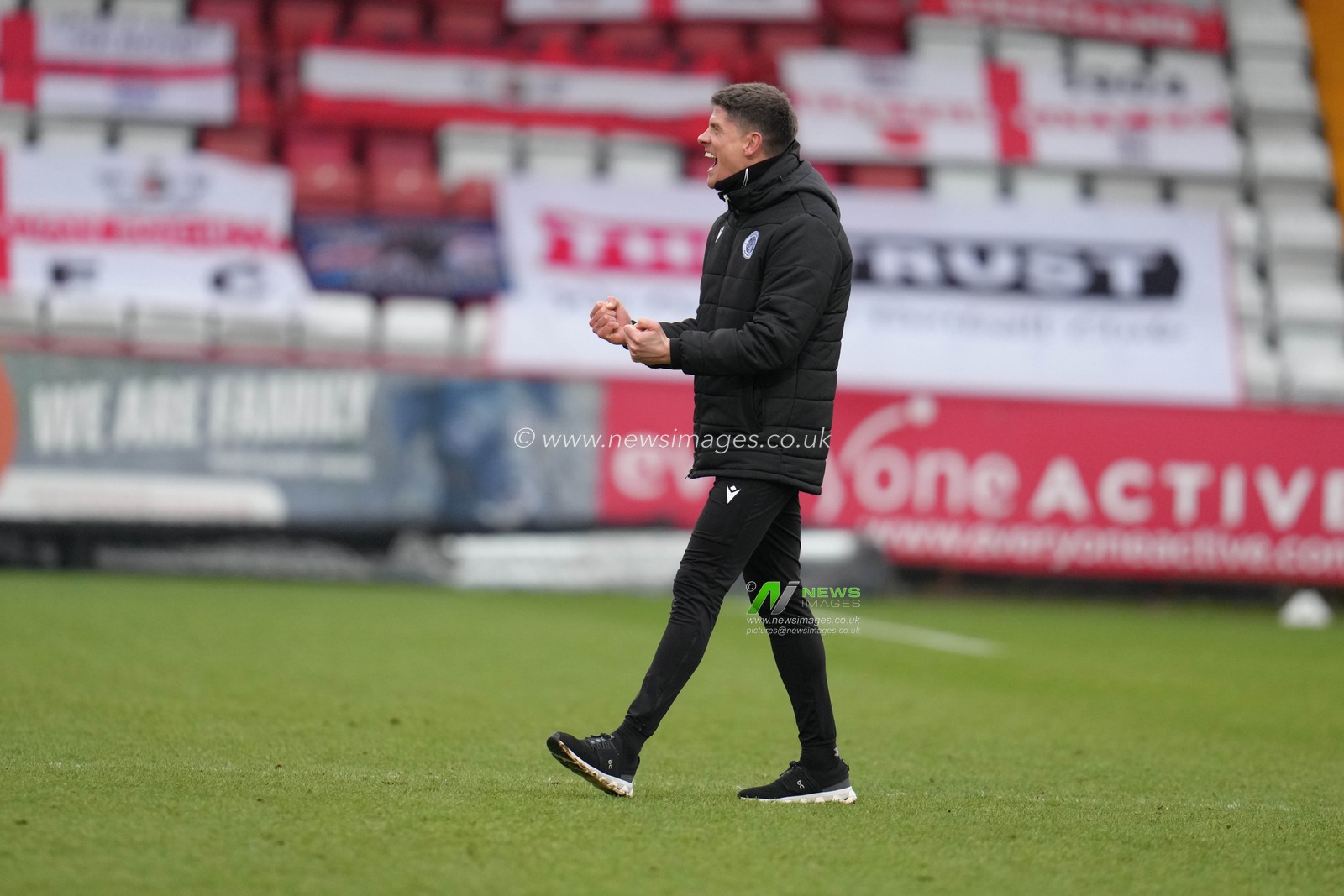 Alex Revell Manager of Stevenage celebrates with fans after the Sky Bet League 1 match Stevenage vs Exeter City at Lamex Stadium, Stevenage, United Kingdom, 1st February 2025

(Photo by Harvey Murphy/News Images)