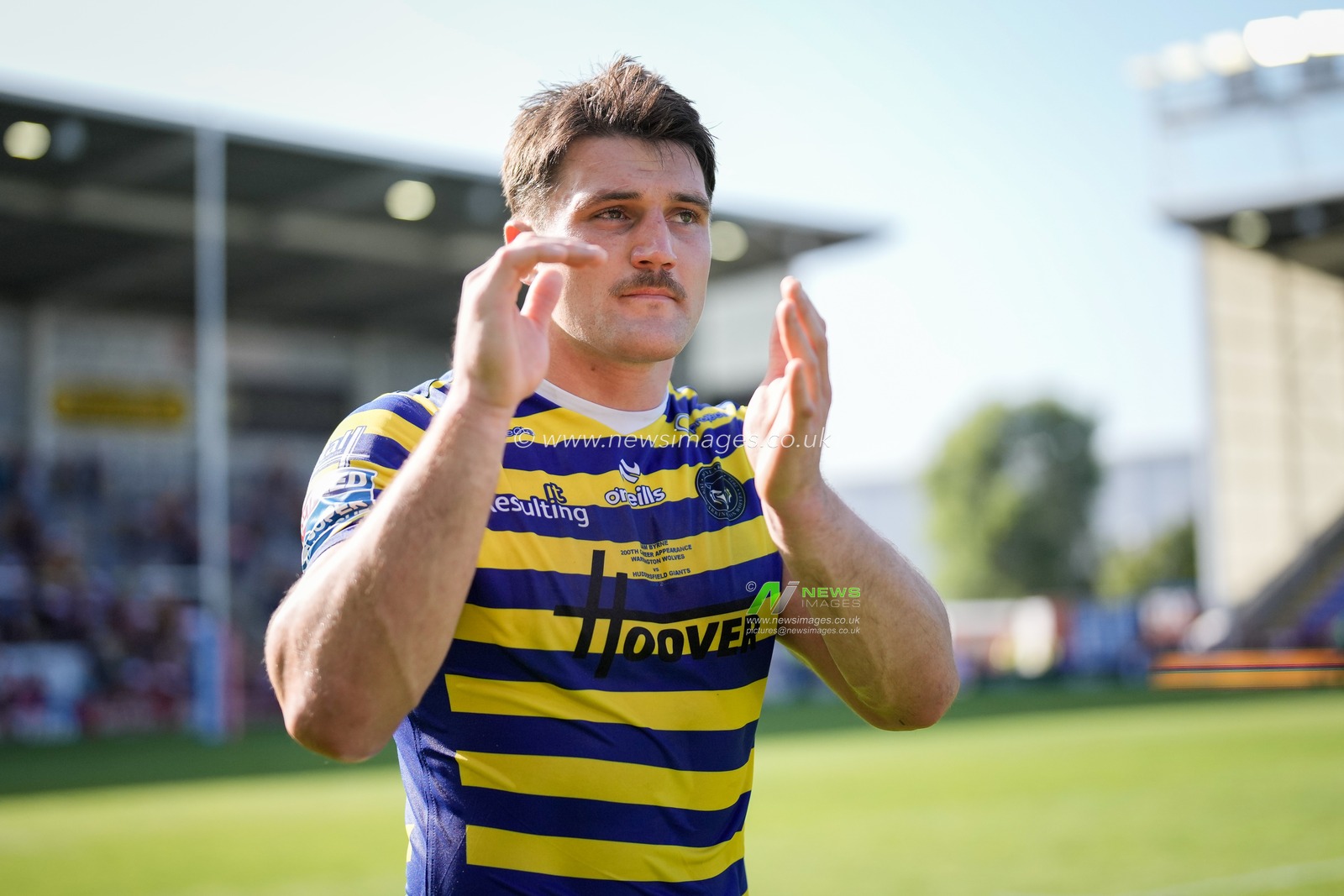 Warrington players applaud he fans and celebrate the team win at full time during the Betfred Super League round 24 match Warrington Wolves vs Huddersfield Giants at The Halliwell Jones Stadium, Warrington, United Kingdom on 23 August 2026

(Photo by Maynard Manyowa/News Images)