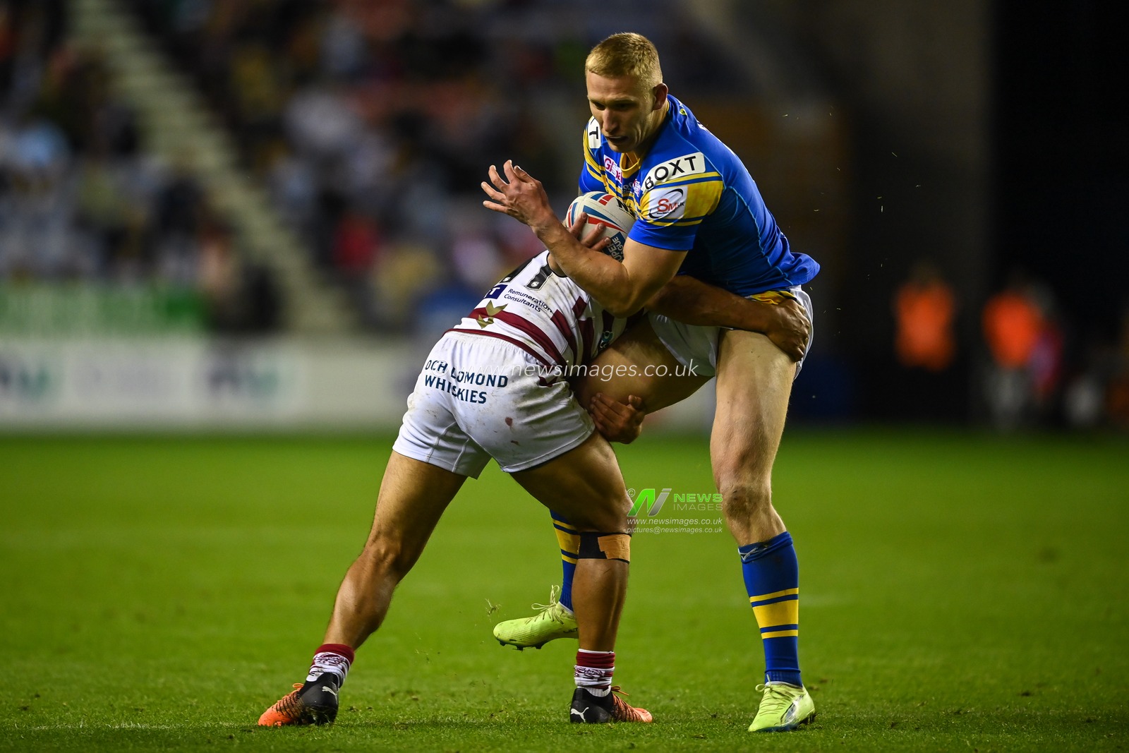 Mikolaj Oledzki #8 of Leeds Rhinos is tackled by Willie Isa #11 of Wigan Warriors during the Betfred Super League match Wigan Warriors vs Leeds Rhinos at DW Stadium, Wigan, United Kingdom, 16th September 2022

(Photo by Craig Thomas/News Images)