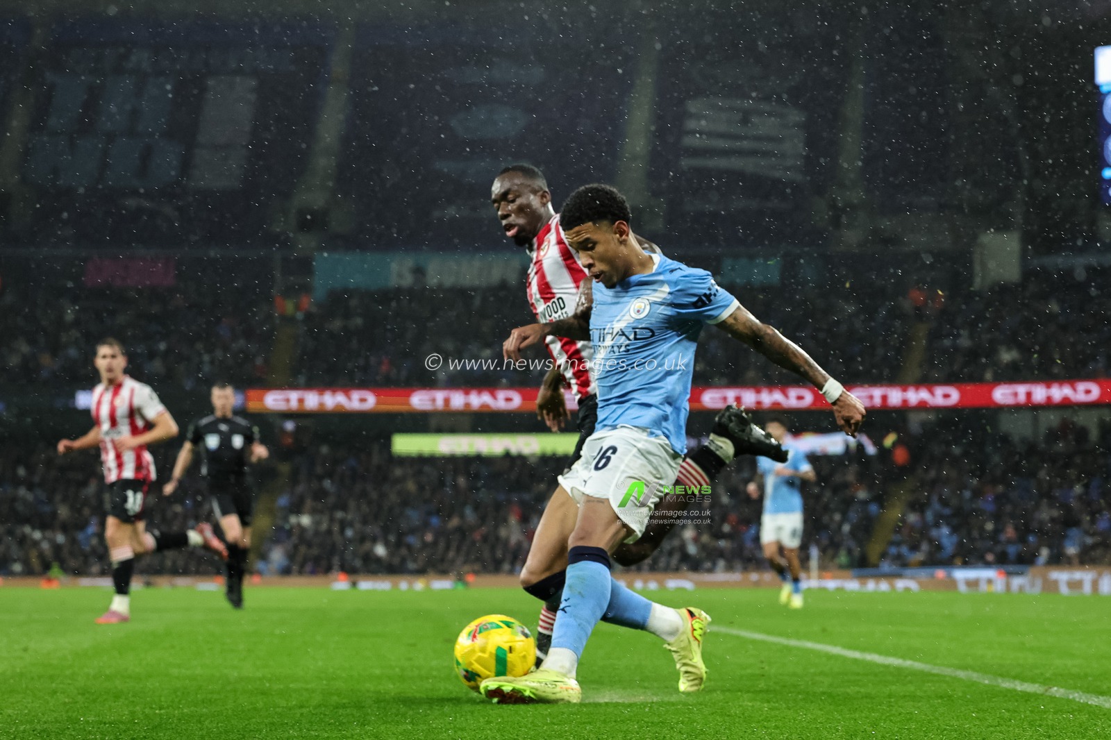 Savinho of Manchester City crosses the ball during the Carabao Cup Quarter Final match Manchester City vs Brentford at Etihad Stadium, Manchester, United Kingdom, 17th December 2025

(Photo by Mark Cosgrove/News Images)

*** GER AUT SUI OUT ***