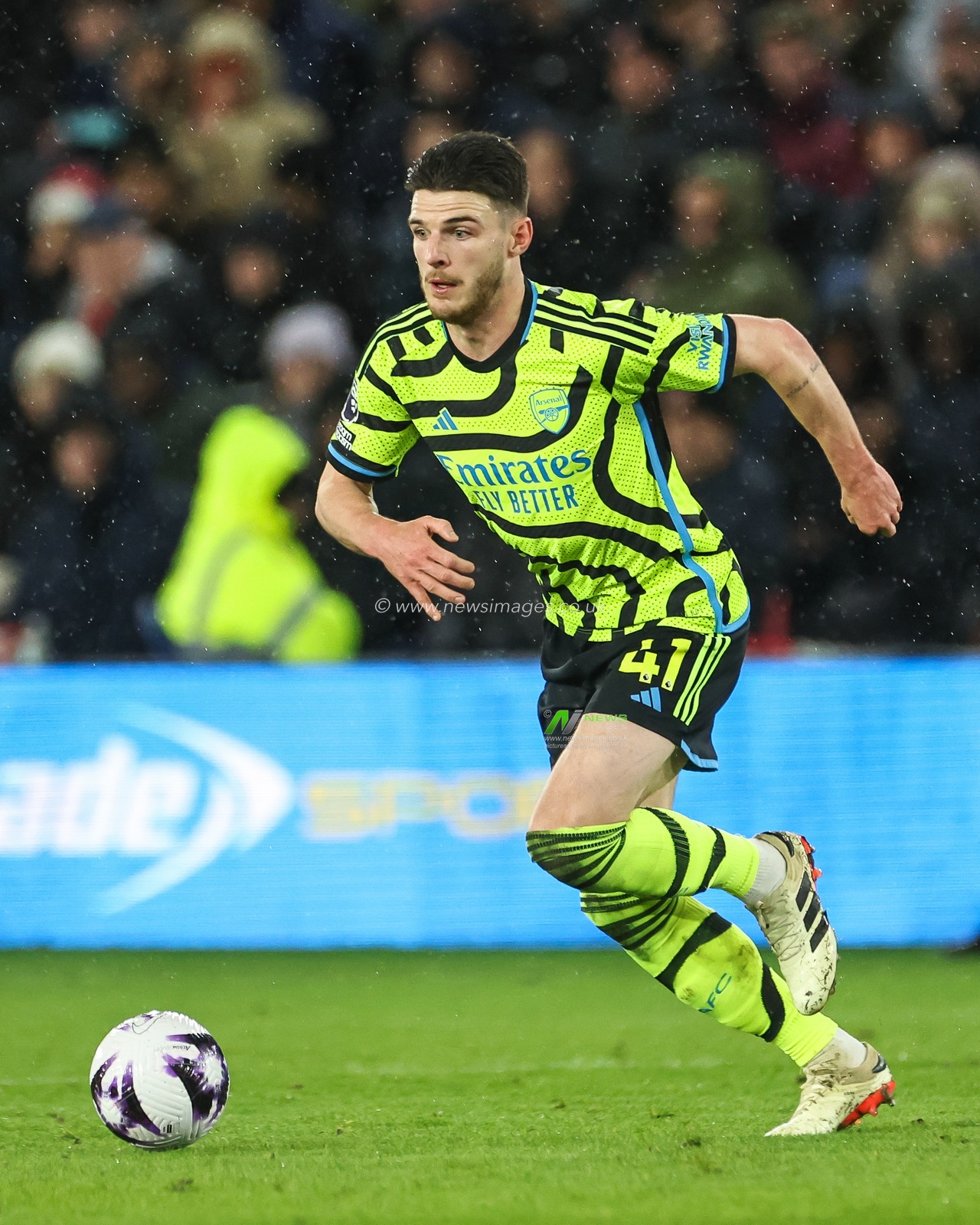 Declan Rice of Arsenal makes a break with the ball during the Premier League match Sheffield United vs Arsenal at Bramall Lane, Sheffield, United Kingdom, 4th March 2024

(Photo by Mark Cosgrove/News Images)