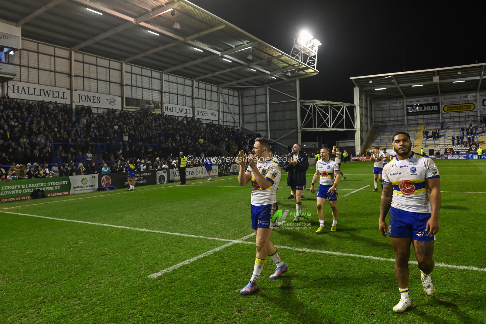 Warrington Wolves players applaud the fans at the end of the Betfred Super League Round 1 match Warrington Wolves vs Leeds Rhinos at Halliwell Jones Stadium, Warrington, United Kingdom, 16th February 2023

(Photo by Craig Thomas/News Images)