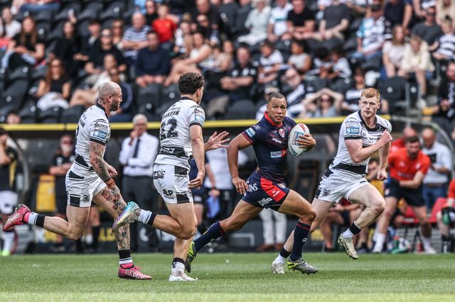 Moses Mbye of St. Helens breaks with the ball during the Betfred Super League round 17 match Hull FC vs St Helens at MKM Stadium, Hull, United Kingdom, 5th July 2025

(Photo by Alfie Cosgrove/News Images)