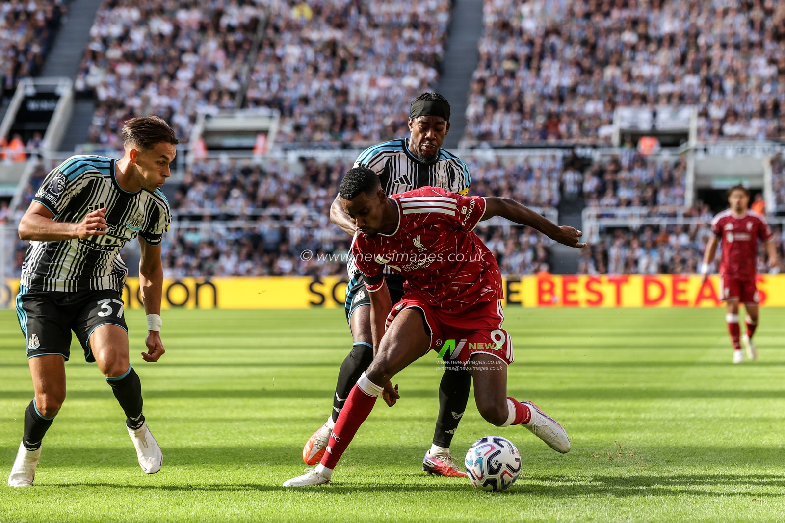 Alexander Isak of Liverpool holds off Anthony Elanga of Newcastle United during the Premier League match Newcastle Untied vs Liverpool at St. James's Park, Newcastle, United Kingdom on 23 August 2026

(Photo by Alfie Cosgrove/News Images)