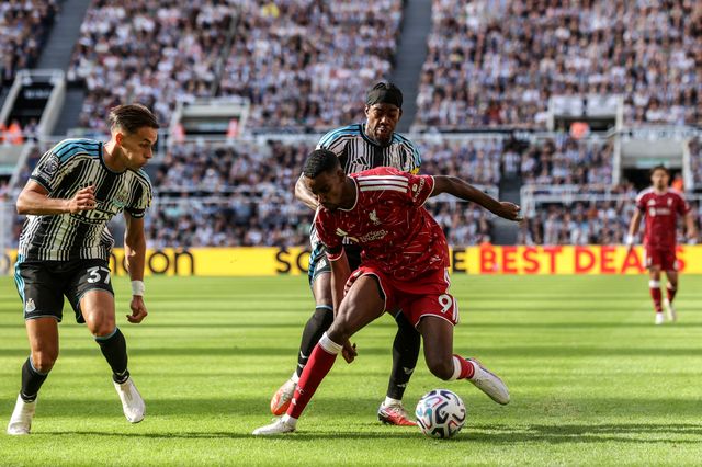 Alexander Isak of Liverpool holds off Anthony Elanga of Newcastle United during the Premier League match Newcastle Untied vs Liverpool at St. James's Park, Newcastle, United Kingdom on 23 August 2026

(Photo by Alfie Cosgrove/News Images)