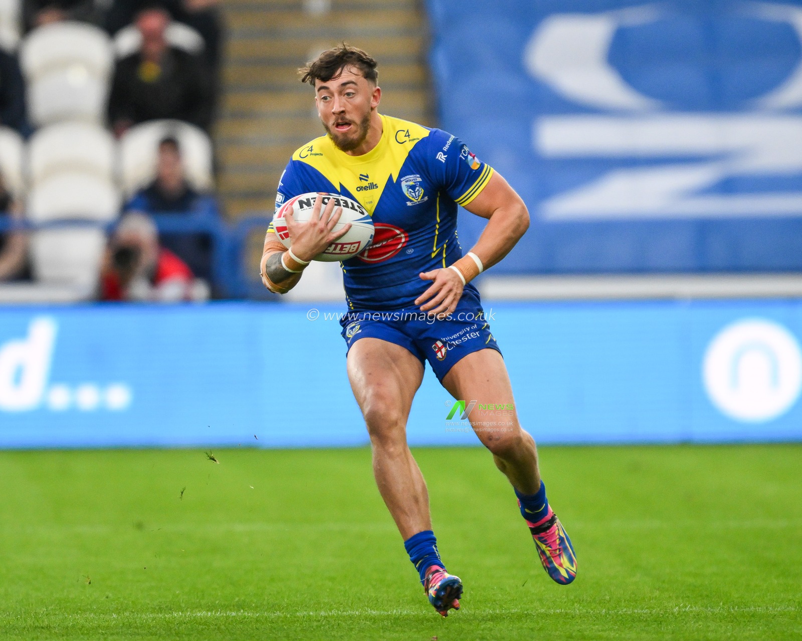 Matty Ashton of Warrington Wolves makes a break during the Betfred Super League Round 26 match Huddersfield Giants vs Warrington Wolves at John Smith's Stadium, Huddersfield, United Kingdom, 14th September 2024

(Photo by Craig Thomas/News Images)