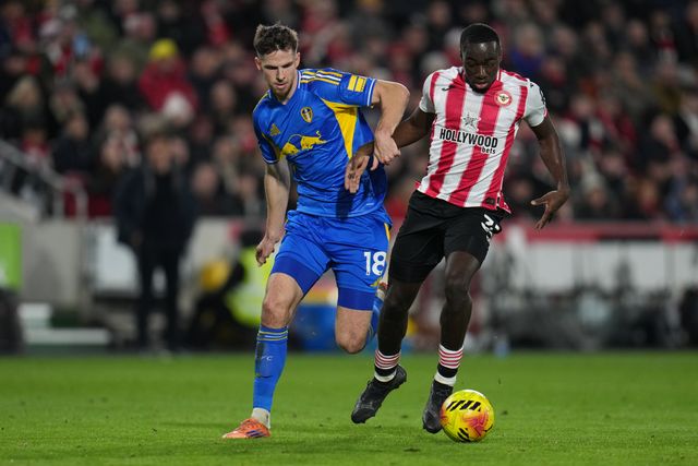 Michael Kayode of Brentford and Anton Stach of Leeds United battle during the Premier League match Brentford vs Leeds United at The Gtech Community Stadium, London, United Kingdom, 14th December 2025

(Photo by Harvey Murphy/News Images)

*** GER AUT SUI OUT ***