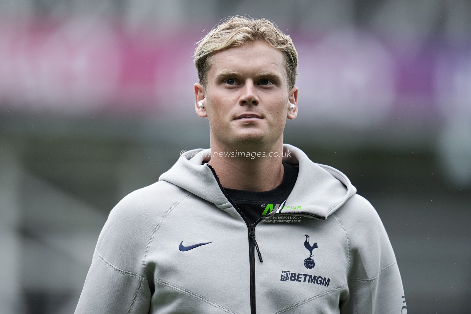 Antonín Kinský of Tottenham Hotspur ahead of the Pre-season friendly match Luton Town vs Tottenham Hotspur at Kenilworth Road, Luton, United Kingdom, 26th July 2025

(Photo by Harvey Murphy/News Images)