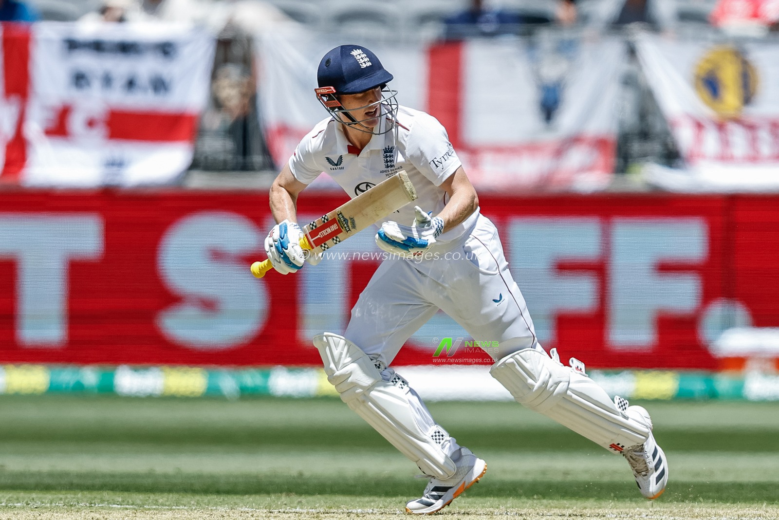 Harry Brook of England makes two runs during the NRMA Insurance Ashes First Test Day 1 Series Australia vs England at Optus Stadium, Perth, Australia, 20th November 2025

(Photo by Santanu Banik/News Images)

*** GER AUT SUI OUT ***