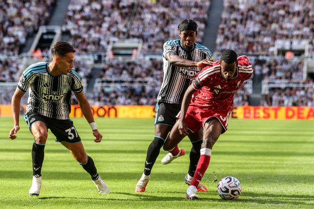 Alexander Isak of Liverpool holds off Anthony Elanga of Newcastle United during the Premier League match Newcastle Untied vs Liverpool at St. James's Park, Newcastle, United Kingdom on 23 August 2026

(Photo by Alfie Cosgrove/News Images)