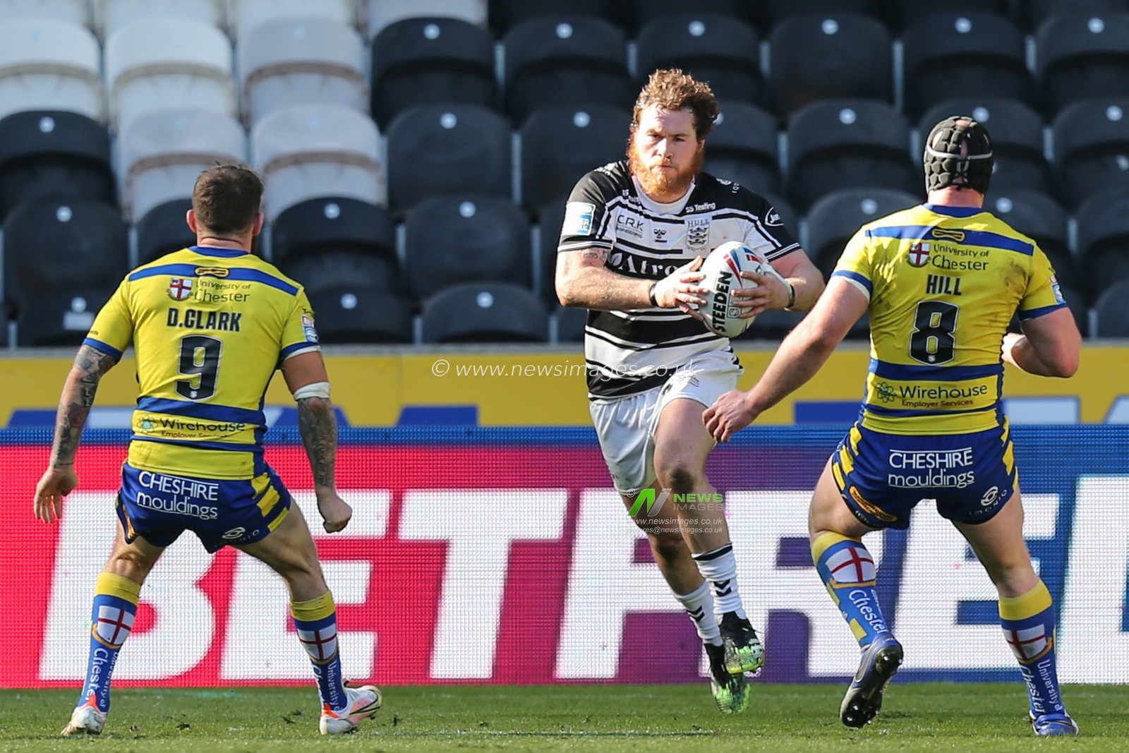Scott Taylor (8) of Hull FC runs at the Warrington defence