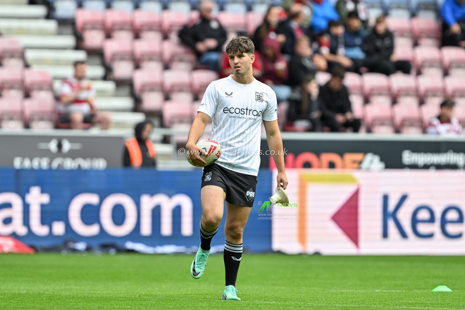 Jack Charles of Hull FC warms up ahead of the Betfred Super League Round 23 match Wigan Warriors vs Hull FC at DW Stadium, Wigan, United Kingdom, 25th August 2024

(Photo by Cody Froggatt/News Images)