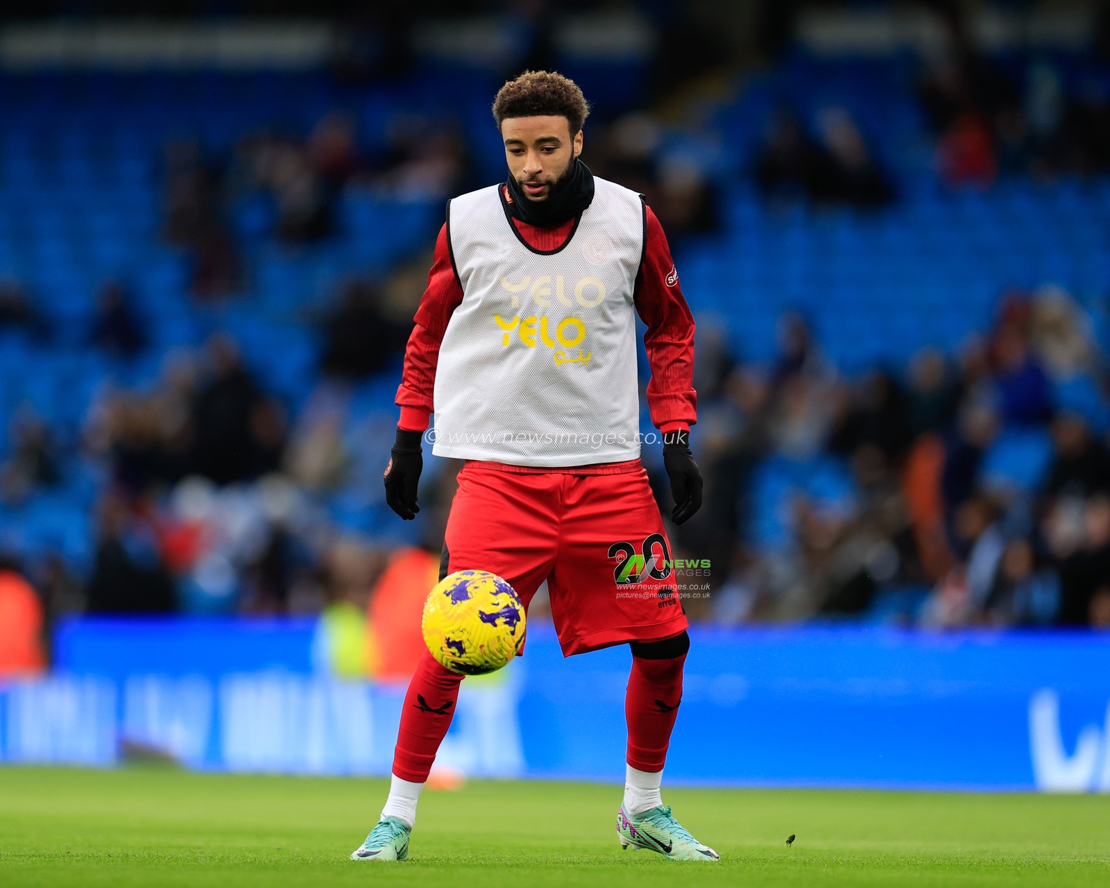 Jayden Bogle of Sheffield United warms up ahead of the match, during the Premier League match Manchester City vs Sheffield United at Etihad Stadium, Manchester, United Kingdom, 30th December 2023

(Photo by Conor Molloy/News Images)