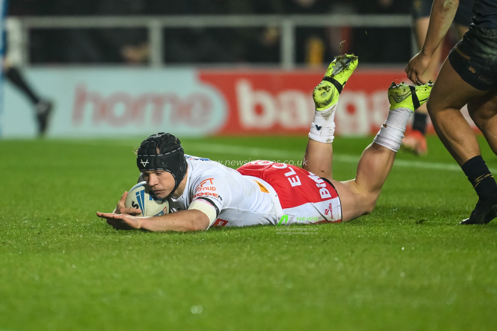 Jonny Lomax of St. Helens goes over for a try during the Betfred Super League Round 1 match St Helens vs Salford Red Devils at Totally Wicked Stadium, St Helens, United Kingdom, 15th February 2025

(Photo by Craig Thomas/News Images)