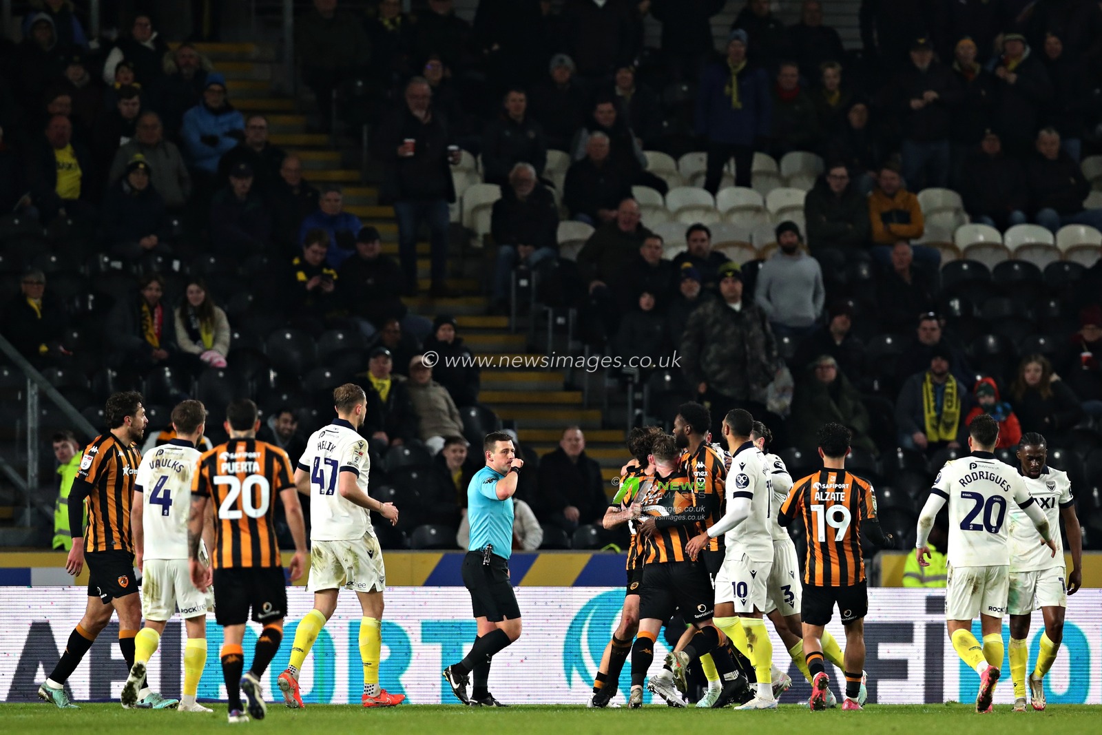 Both teams clash during the Sky Bet Championship match Hull City vs Oxford United at MKM Stadium, Hull, United Kingdom, 12th March 2025

(Photo by Sam Eaden/News Images)