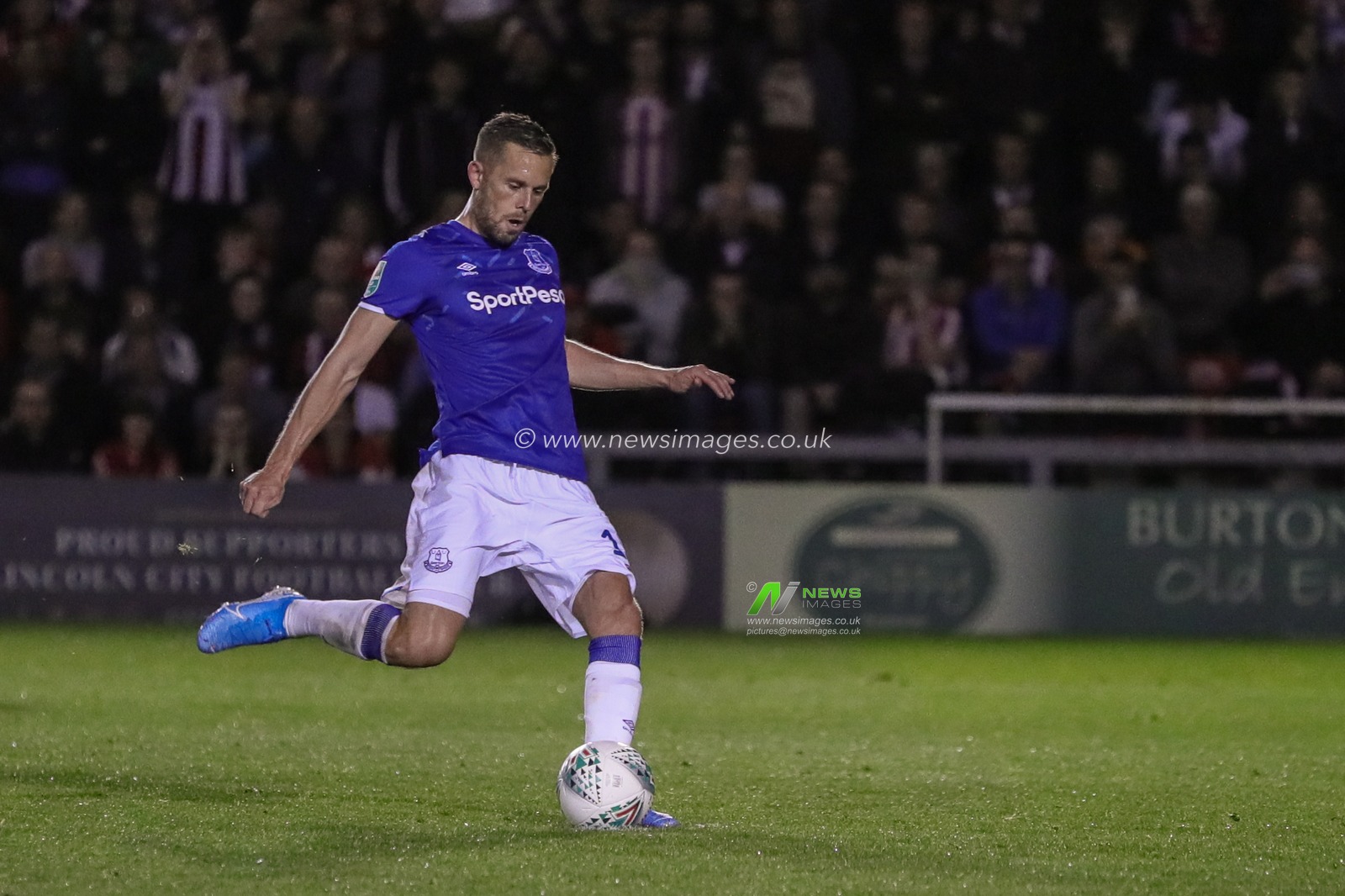 28th August 2019 , Sincil Bank, Lincoln, England; Carabao Cup Football, Second Round, Lincoln City vs Everton ; Gylfi Sigurosson (10) of Everton scores a penalty to make it 1-2


Credit: Mark Cosgrove/News Images

English Football League images are subject to DataCo Licence