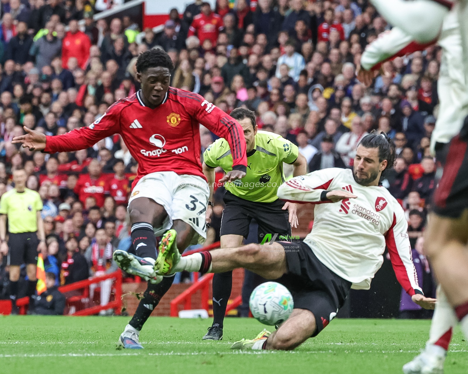 Kobbie Mainoo of Manchester United scores to make it 3-2 during the Premier League match Manchester United vs Liverpool at Old Trafford, Manchester, United Kingdom on 03 May 2026

(Photo by Mark Cosgrove/News Images)