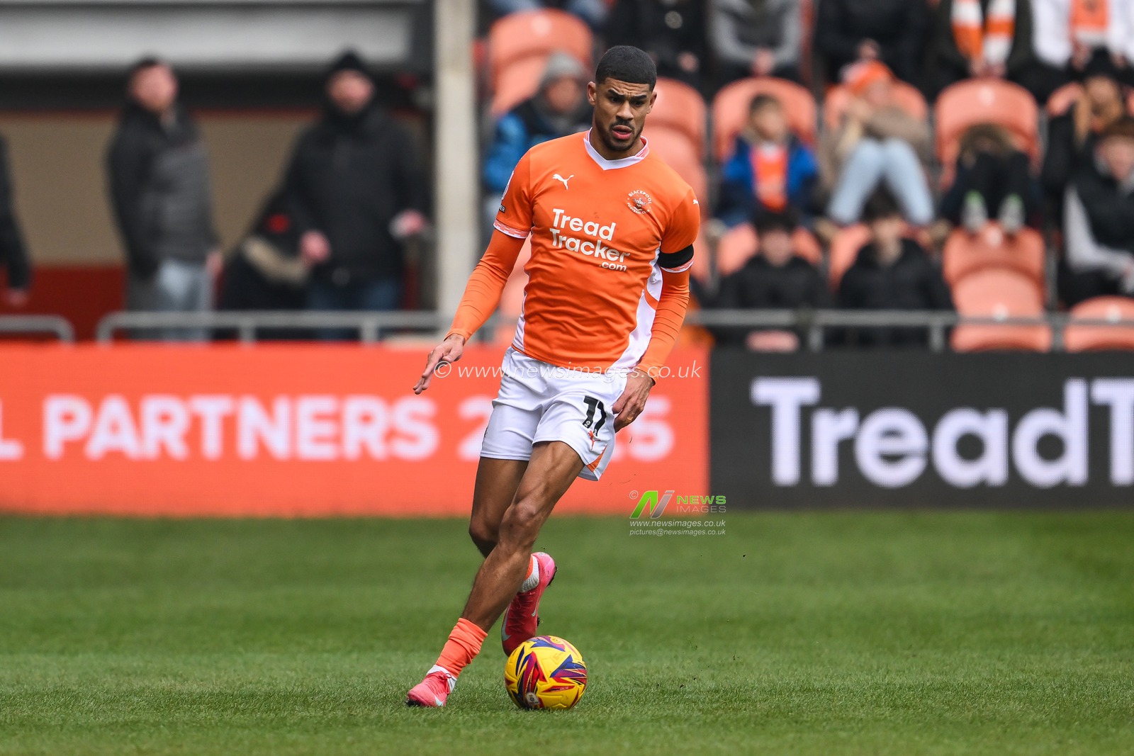 Ashley Fletcher of Blackpool makes a break with the ball during the Sky Bet League 1 match Blackpool vs Huddersfield Town at Bloomfield Road, Blackpool, United Kingdom, 18th January 2025

(Photo by Craig Thomas/News Images)