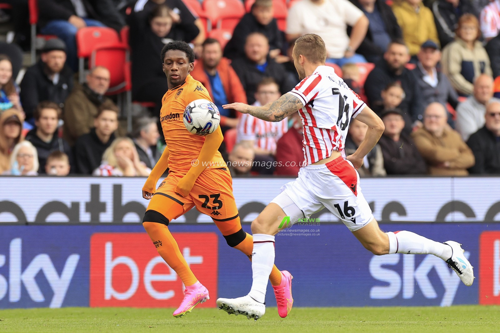 Jaden Philogene-Bidace #23 of Hull City and Ben Wilmot #16 of Stoke City challenge for the ball during the Sky Bet Championship match Stoke City vs Hull City at Bet365 Stadium, Stoke-on-Trent, United Kingdom, 24th September 2023

(Photo by Conor Molloy/News Images)