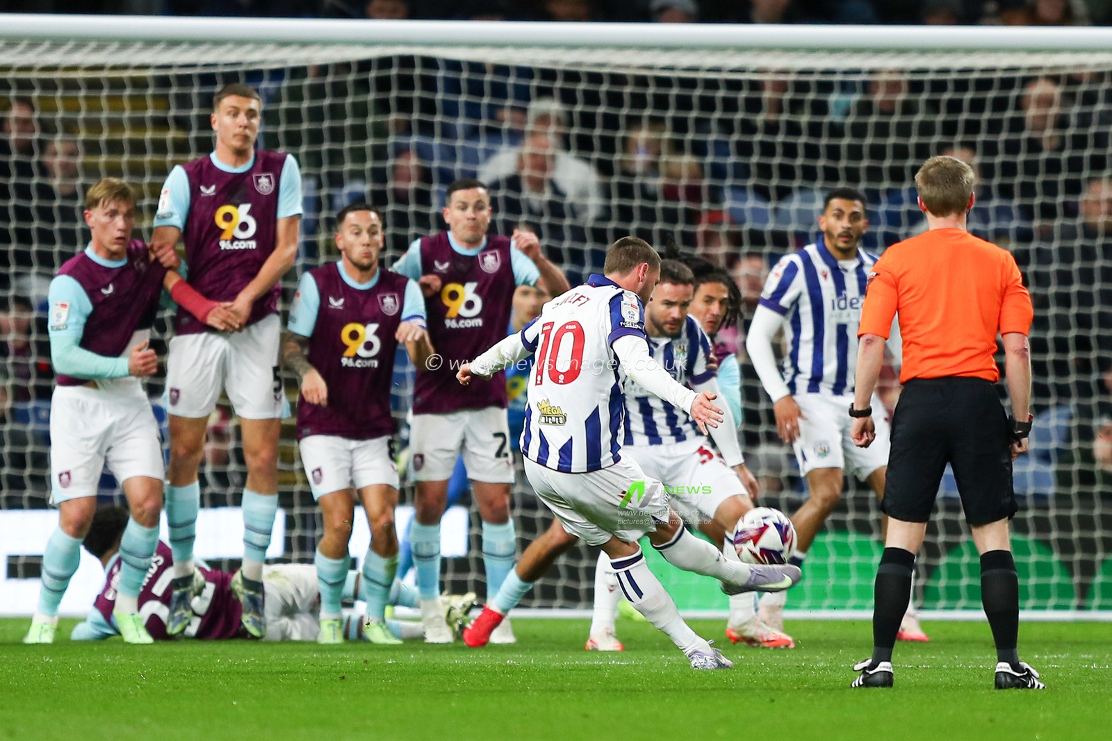 John Swift of West Bromwich Albion shoots and scores freekick to make it 1-0 during the Sky Bet Championship match Burnley vs West Bromwich Albion at Turf Moor, Burnley, United Kingdom, 11th March 2025

(Photo by Jorge Horsted/News Images)