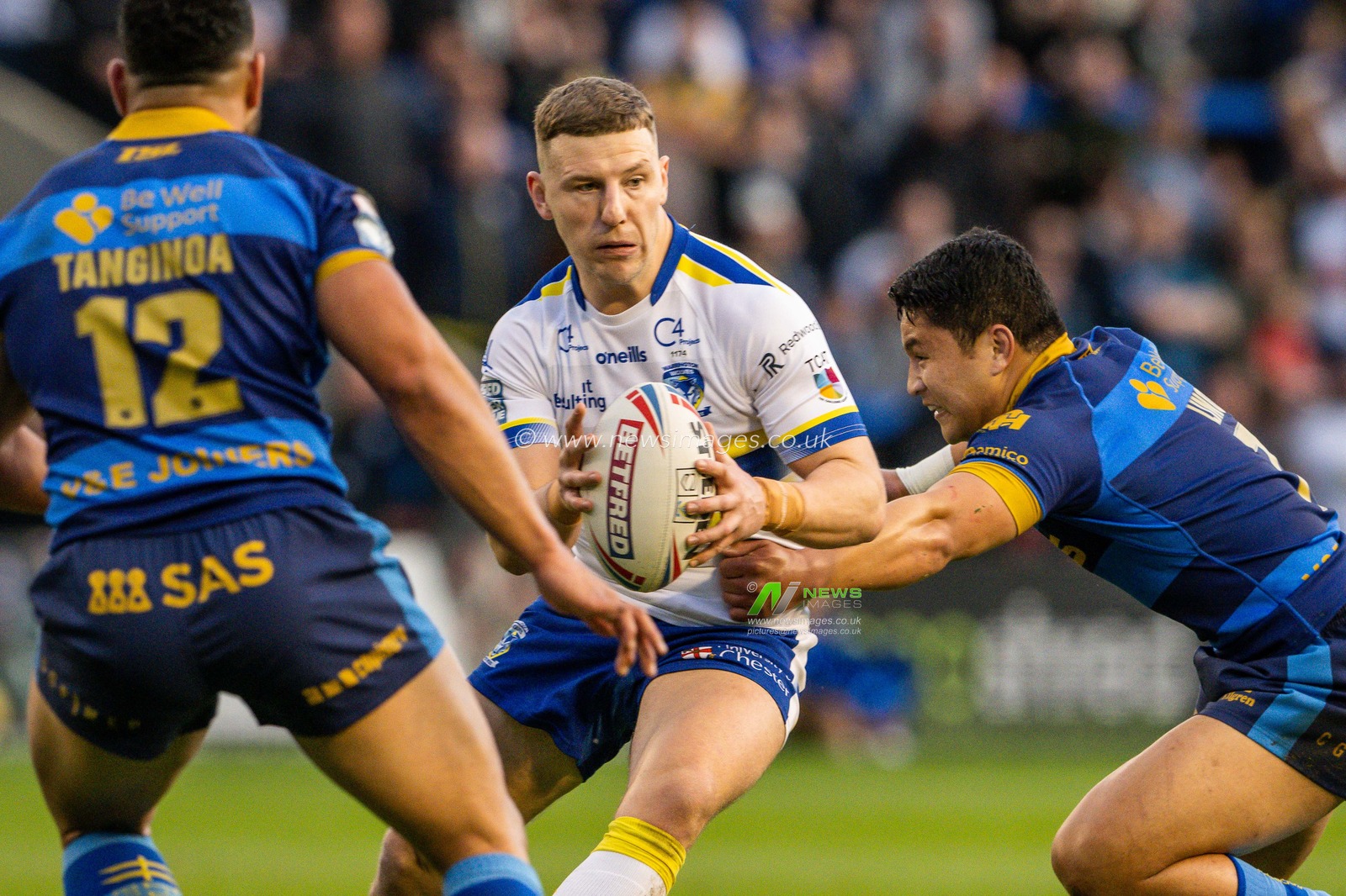 George Williams #6 of Warrington Wolves makes a break during the Betfred Super League Round 11 match Warrington Wolves vs Wakefield Trinity at Halliwell Jones Stadium, Warrington, United Kingdom, 5th May 2023

(Photo by Craig Thomas/News Images)